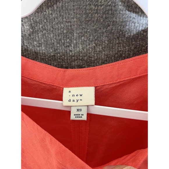 A‎ New Day Linen Rayon Short Sleeve Cuffed Top Womens Size XS Coral Peach - Picture 3 of 6